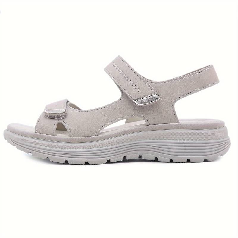 Beige Damen-Sandale mit Klettverschluss, ergonomischer Sohle und rutschfestem Profil. Ideal für Komfort und Stil im Sommer.