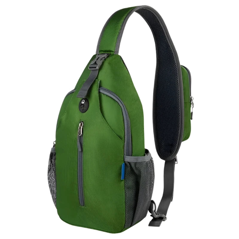 Grüner Sling-Rucksack mit verstellbarem Schultergurt, Reißverschlusstaschen und Netzseitentaschen. Ideal für Outdoor-Aktivitäten und Reisen.