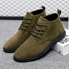Herren-Wildlederstiefel in Olivgrün, stilvoll und bequem, ideal für Herbstmode. Perfekt für lässige Outfits und trendige Looks.