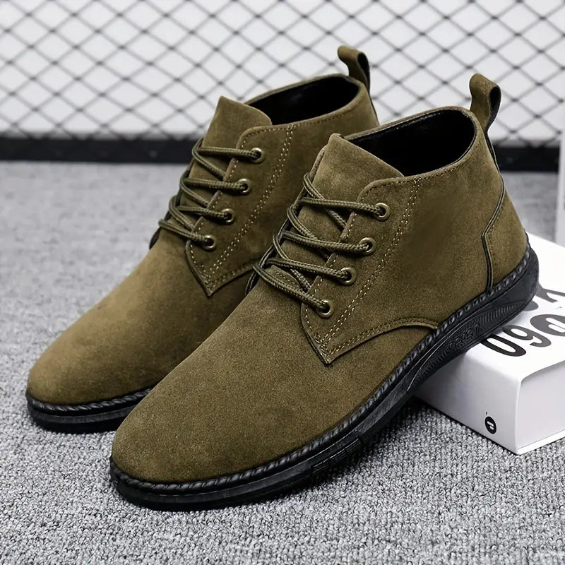 Herren-Wildlederstiefel in Olivgrün, stilvoll und bequem, ideal für Herbstmode. Perfekt für lässige Outfits und trendige Looks.