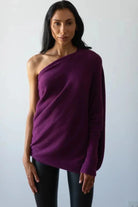 Lila Pullover mit asymmetrischem Schnitt, einarmig, aus weichem Strickstoff. Perfekt für modische Herbst- und Winteroutfits.
