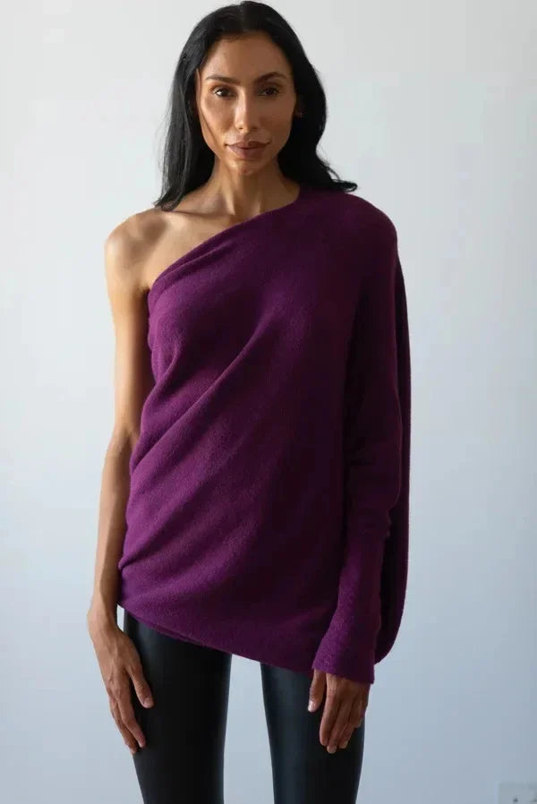 Lila Pullover mit asymmetrischem Schnitt, einarmig, aus weichem Strickstoff. Perfekt für modische Herbst- und Winteroutfits.