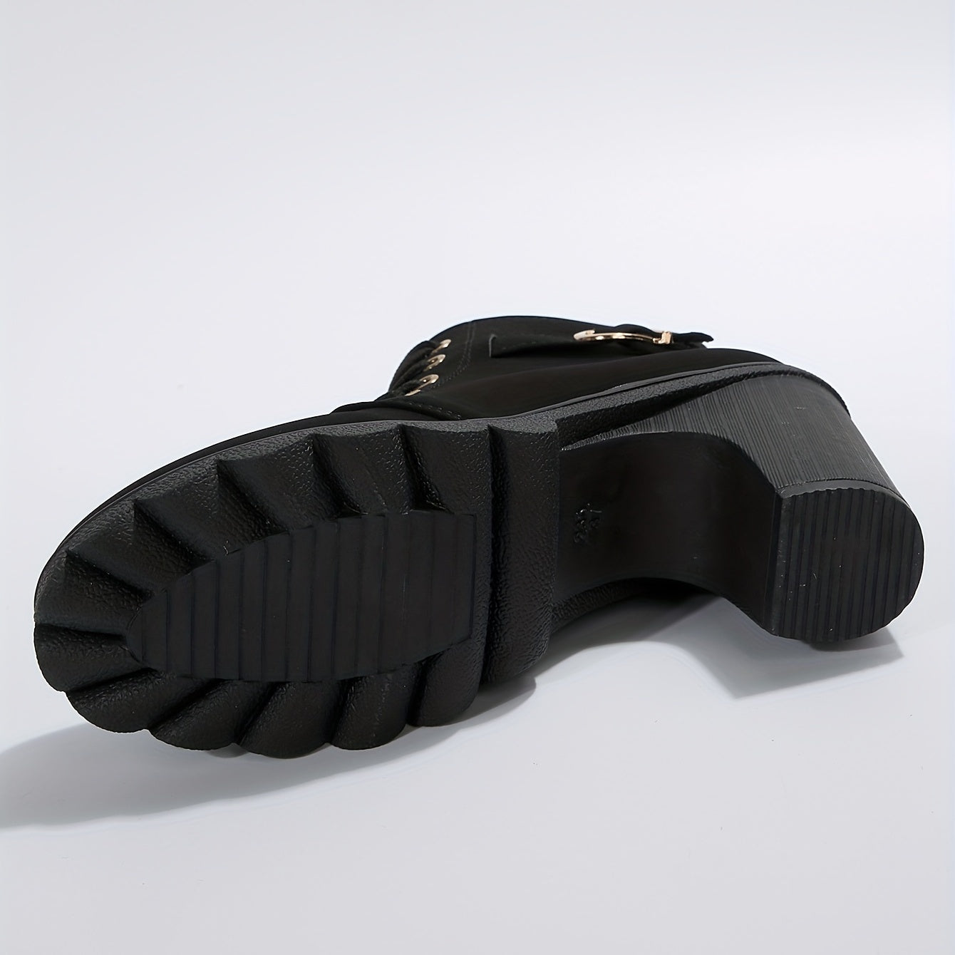 Schwarzer Damenstiefel mit Blockabsatz und robuster Profilsohle, ideal für Herbstmode. Trendige Stiefelette, bequem und stilvoll.