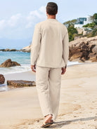 Mann in beigem Leinenanzug am Strand, Sommermode, lässiger Stil, Strandspaziergang, Herrenbekleidung, entspannter Look, Urlaubsoutfit.