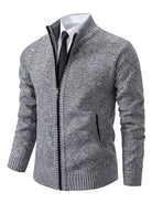 Grauer Herren-Strickjacke mit Reißverschluss, eleganter Stil, ideal für Business- und Freizeitkleidung. Hochwertige Materialien, modisches Design.