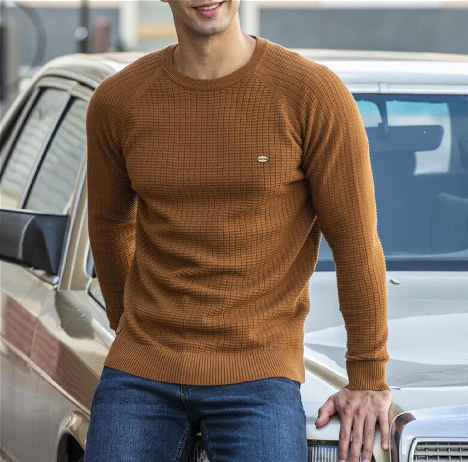 Brauner Strickpullover für Herren, modisch und warm, ideal für Herbst und Winter. Perfekt kombinierbar mit Jeans für einen lässigen Look.
