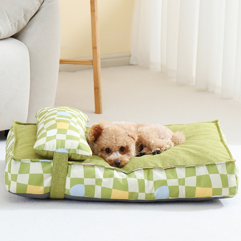 Kariertes orthopädisches Hundebett grün-weiß mit Kissen, Hund liegt darauf, gemütlich, modern.