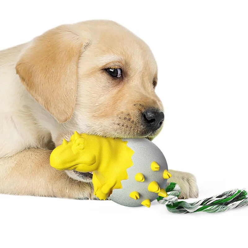 Welpe spielt mit gelbem Hundespielzeug, robust und kausicher, ideal für Zahnpflege und interaktives Spielen. Perfekt für aktive Hunde.