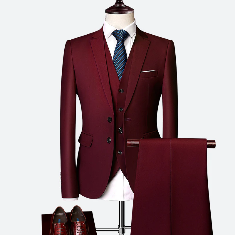 Bordeaux Herrenanzug mit Weste, Krawatte und Schuhe, Business-Mode, eleganter Anzugsatz.