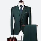 Dunkelgrüner Herrenanzug mit Weste, Krawatte und braunen Lederschuhen, Business-Mode.