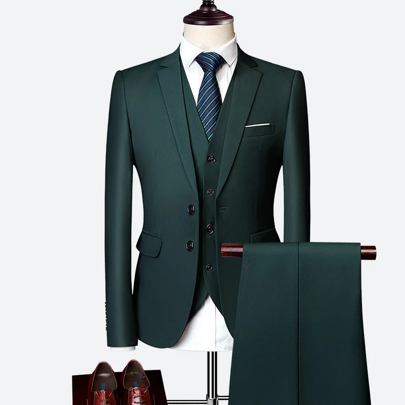 Dunkelgrüner Herrenanzug mit Weste, Krawatte und braunen Lederschuhen, Business-Mode.