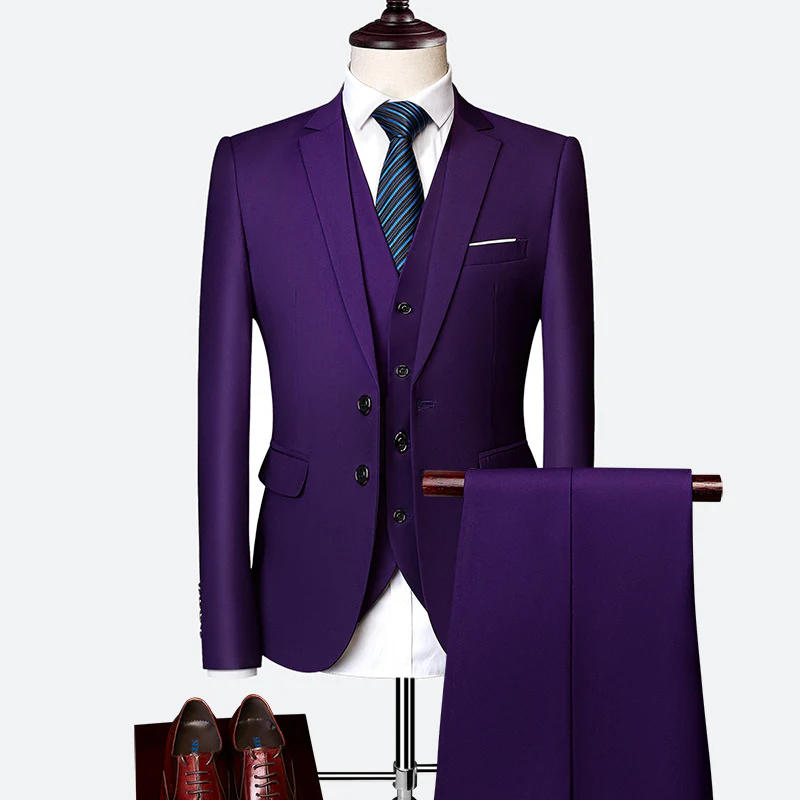 Lila Herrenanzug mit Weste und Krawatte, Businessmode, elegante Herrenbekleidung.