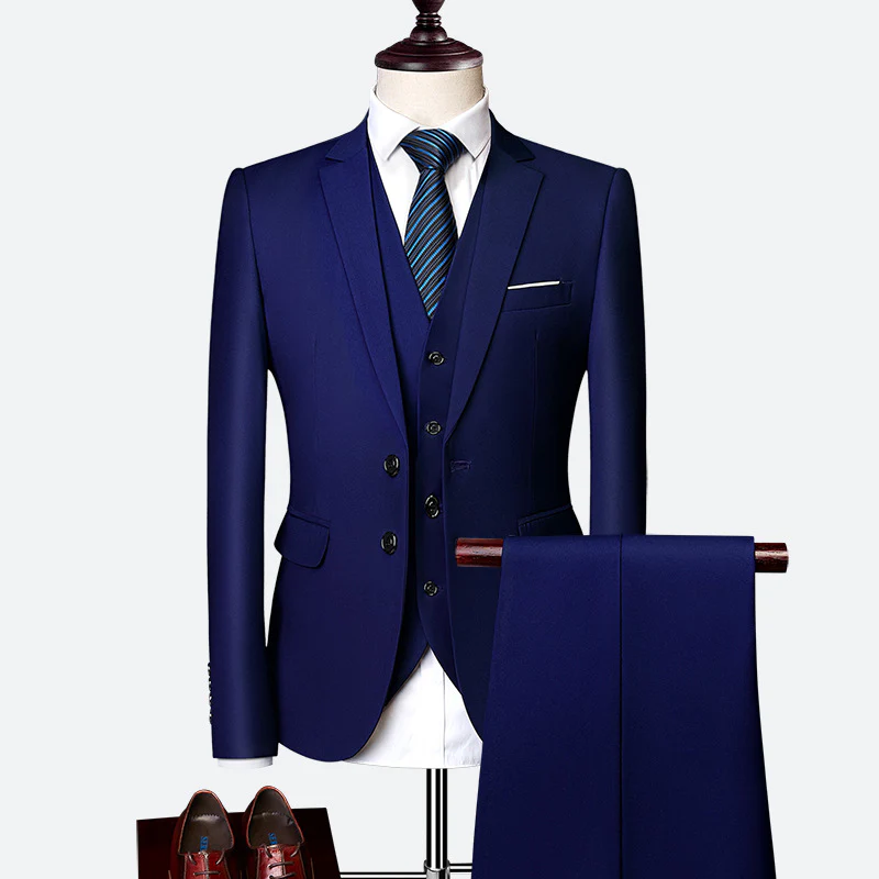 Blauer Herrenanzug mit Weste und Krawatte, Business-Mode, eleganter Stil, hochwertige Stoffe.