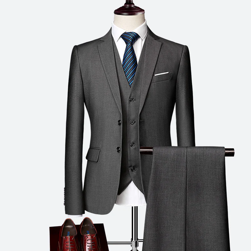 Grauer Herrenanzug mit Weste, Krawatte und braunen Lederschuhen, Businessmode.