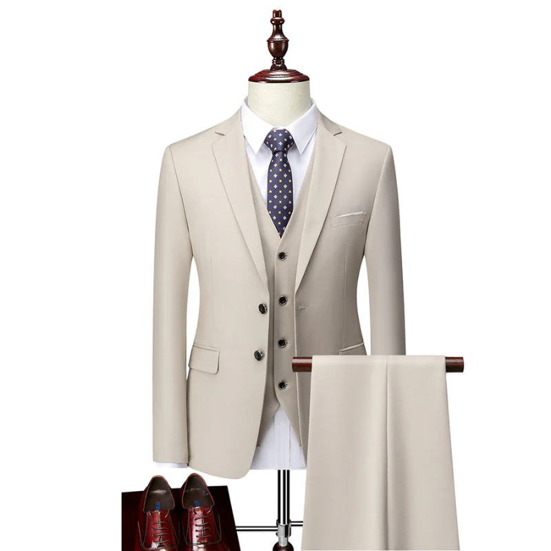 Beiger Herrenanzug mit Weste, Krawatte und Lederschuhen, ideal für Business-Events.