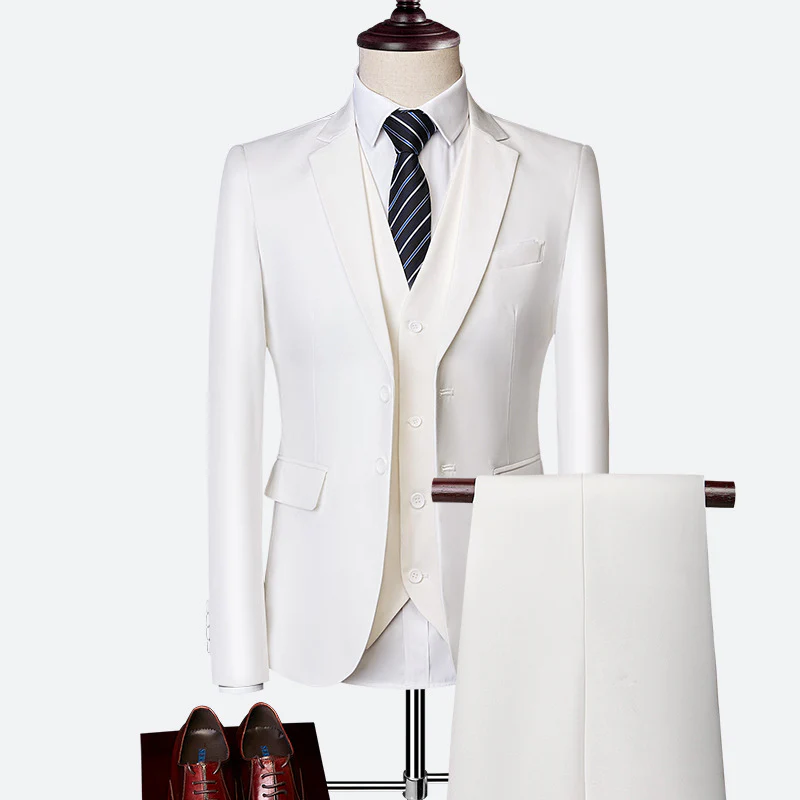 Weißer Herrenanzug mit Weste, Krawatte und braunen Lederschuhen, Businessmode.