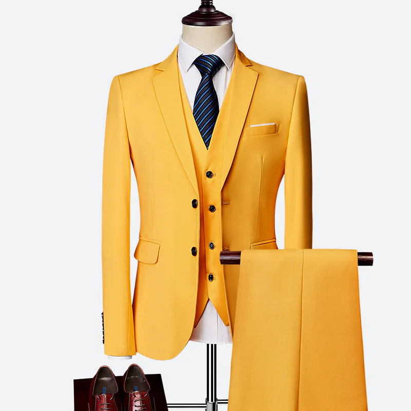 Gelber Herrenanzug mit Weste und Krawatte, Businessmode, eleganter Stil, Herrenbekleidung.