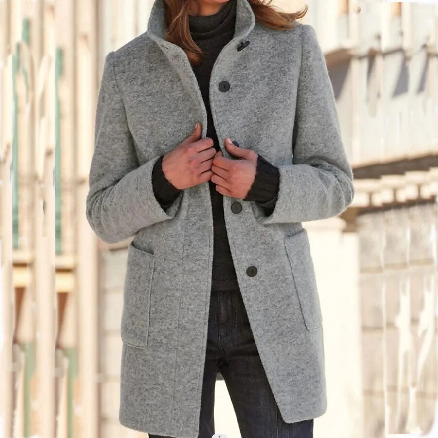 Damen-Wollmantel in Grau, Vintage-Stil mit Stehkragen und Knöpfen. Modischer Herbst-Winter-Übermantel, ideal für lässige Anlässe.
