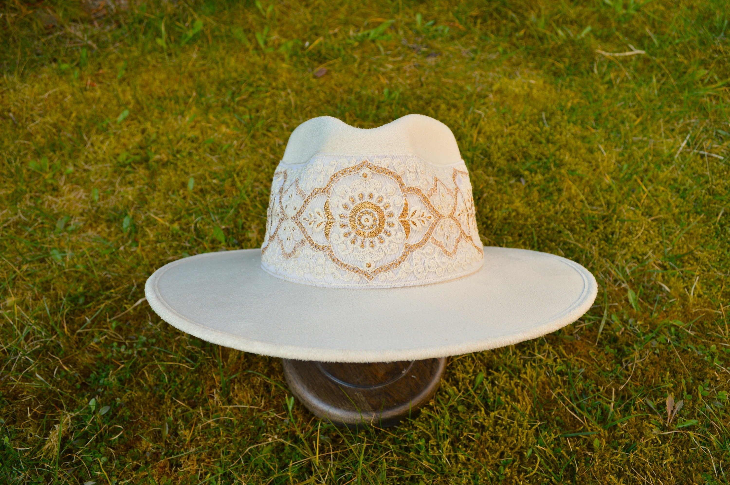 Eleganter cremefarbener Filzhut mit breiter Krempe und kunstvoller Stickerei, ideal für stilvolle Mode und Accessoires. Perfekt für besondere Anlässe.