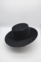 Schwarzer Filzhut mit breiter Krempe, klassisches Design, ideal für elegante Anlässe. Hochwertige Kopfbedeckung, zeitloser Stil, Unisex.