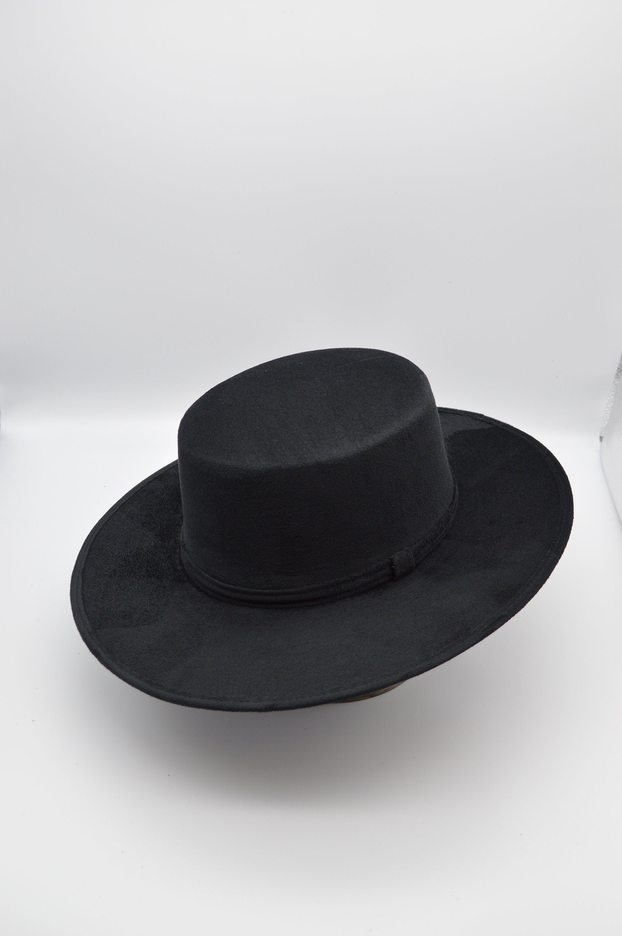 Schwarzer Filzhut mit breiter Krempe, klassisches Design, ideal für elegante Anlässe. Hochwertige Kopfbedeckung, zeitloser Stil, Unisex.