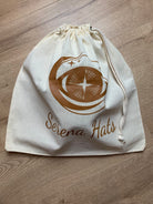 Baumwolltasche mit Kordelzug, bedruckt mit "Serena Hats" Logo in Braun. Perfekt für umweltfreundliche Aufbewahrung und Transport von Hüten.