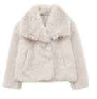 Eleganter Kunstpelzmantel in Cremeweiß, ideal für Wintermode. Flauschig, stilvoll und warm, perfekt für trendbewusste Damen.