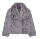 Grauer Kunstpelzmantel, flauschig und stilvoll, ideal für Wintermode. Perfekt für Damen, die nach einem modischen, warmen Look suchen.