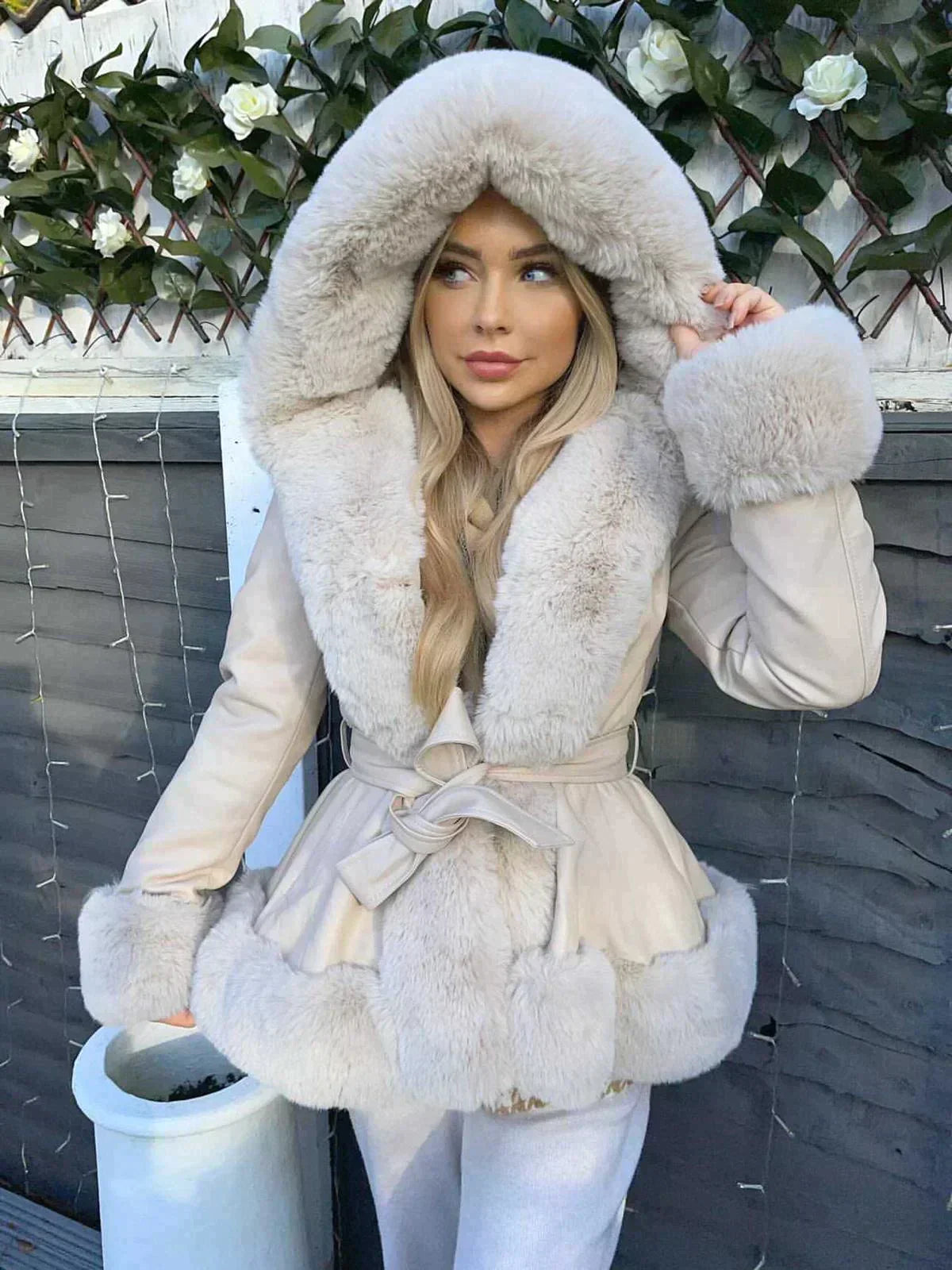 Damen Winterjacke mit Kapuze, Kunstpelzbesatz, beige. Elegante, warme Jacke für kalte Tage. Modetrend 2023, stilvoll und gemütlich.