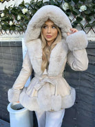 Damen Winterjacke mit Kapuze, Kunstpelzbesatz, beige. Elegante, warme Jacke für kalte Tage. Modetrend 2023, stilvoll und gemütlich.