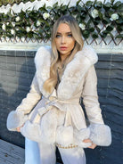 Eleganter Damenmantel mit Kunstpelzkragen, beige, modisch und warm. Perfekt für Wintermode, stilvoller Look, hochwertige Materialien.