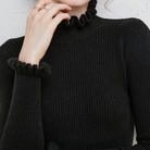 Schwarzer gerippter Rollkragenpullover für Damen, elegant und stilvoll, ideal für Herbstmode. Perfekt kombinierbar für einen klassischen Look.