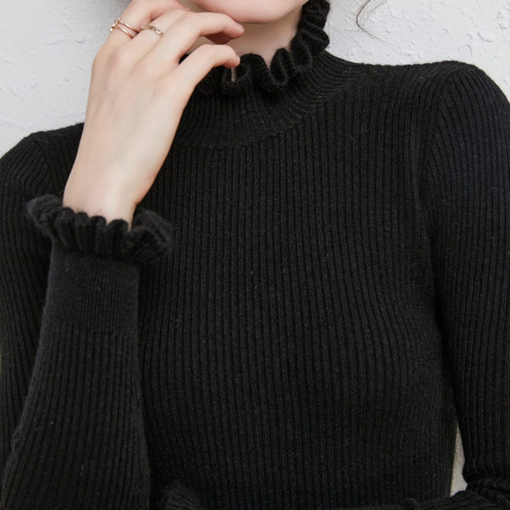 Schwarzer gerippter Rollkragenpullover für Damen, elegant und stilvoll, ideal für Herbstmode. Perfekt kombinierbar für einen klassischen Look.