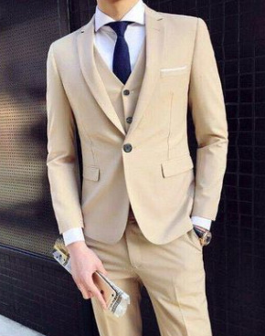 Eleganter beiger Anzug für Herren, dreiteilig mit Weste, ideal für formelle Anlässe. Perfekt kombiniert mit weißem Hemd und dunkelblauer Krawatte.