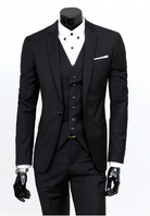 Eleganter schwarzer Anzug mit Weste und weißem Hemd, ideal für formelle Anlässe. Hochwertige Herrenmode, klassischer Business-Look.