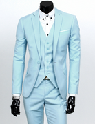 Eleganter hellblauer Anzug für Herren, dreiteilig mit Weste, ideal für Hochzeiten und formelle Anlässe. Stilvoller Business-Look.