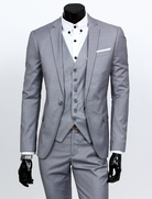 Eleganter grauer Anzug für Herren, dreiteilig mit Weste, ideal für Business und formelle Anlässe. Hochwertige Herrenmode, stilvoll und modern.