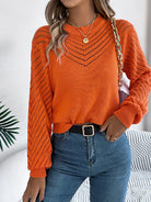 Damenmode: Oranger Strickpullover mit Chevron-Muster, kombiniert mit blauer Jeans. Trendige Herbstmode, lässiger Look, modische Damenbekleidung.