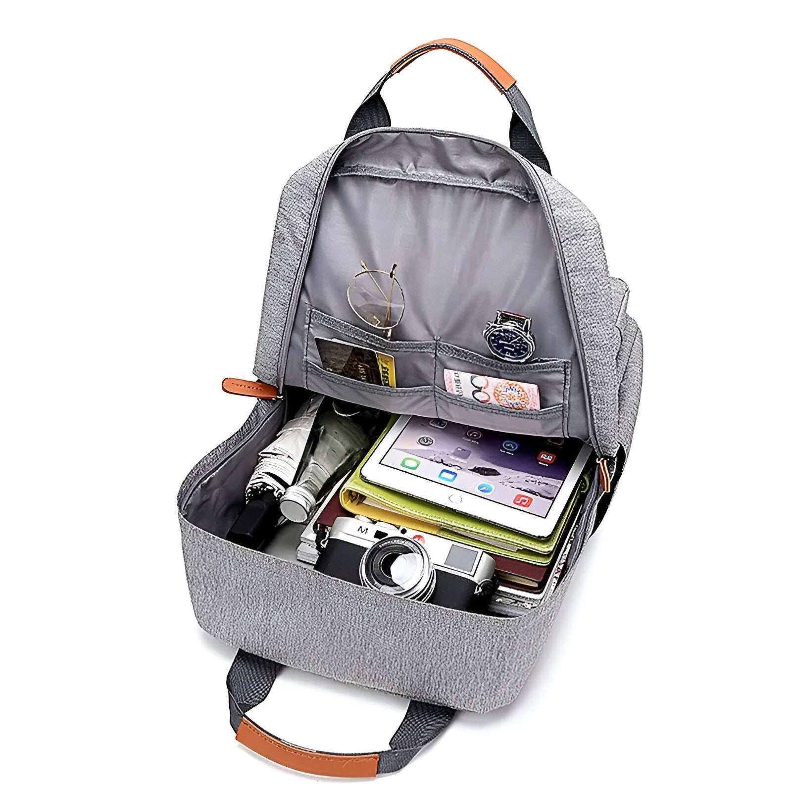 Grauer Rucksack mit Kamera, Tablet und Zubehör, ideal für Reisen und Fotografie.