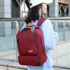 Frau mit rotem Rucksack, modisch, urban, Outdoor, Freizeit, Reisen, stilvoll, modern.