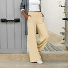 Damen Freizeithose in Beige, weit geschnitten, mit Taschen. Perfekt für stilvolle, bequeme Alltagsmode. Ideal für Sommer und Freizeit.
