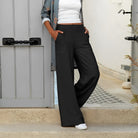 Stilvolle schwarze Freizeithose für Damen, ideal für lässige Outfits. Perfekt kombiniert mit weißem Top und Sneakers. Trendige Mode.
