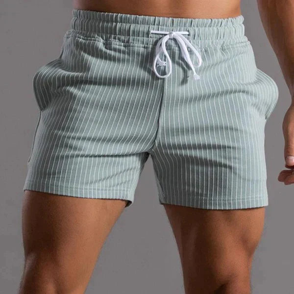 Gestreifte Herren-Badeshorts in Mintgrün, elastischer Bund mit Kordelzug, ideal für Strand und Pool. Modische Badebekleidung für den Sommer.