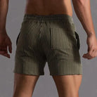 Gestreifte Herren-Shorts in Olivgrün, bequem und stilvoll, ideal für Sommermode. Perfekt für Freizeit und Sport. Hochwertige Materialien.