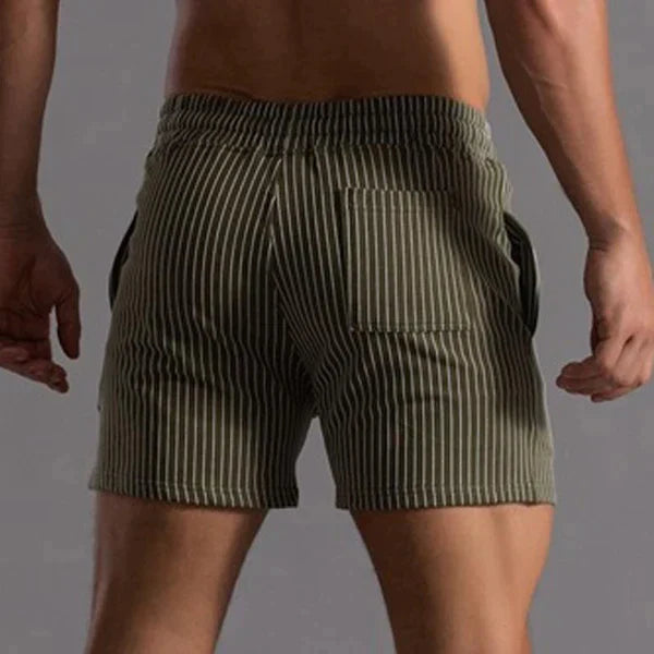 Gestreifte Herren-Shorts in Olivgrün, bequem und stilvoll, ideal für Sommermode. Perfekt für Freizeit und Sport. Hochwertige Materialien.
