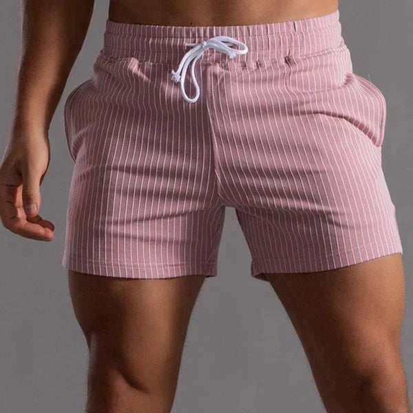 Gestreifte Herren-Badeshorts in Rosa mit weißem Kordelzug, ideal für Strand und Pool. Modische Badehose, bequem und stilvoll.