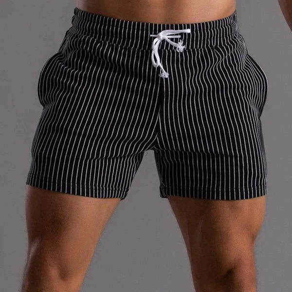 Schwarze Herren-Badeshorts mit weißen Streifen, elastischem Bund und Kordelzug. Ideal für Strandmode und Sommertrends.
