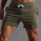 Gestreifte Herren-Badeshorts in Olivgrün mit weißem Kordelzug, ideal für Strand und Pool. Komfortable Passform, modisches Design, schnell trocknend.