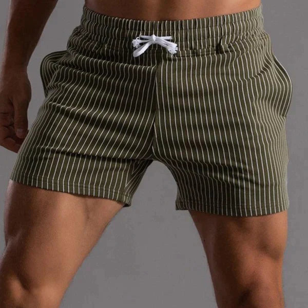 Gestreifte Herren-Badeshorts in Olivgrün mit weißem Kordelzug, ideal für Strand und Pool. Komfortable Passform, modisches Design, schnell trocknend.