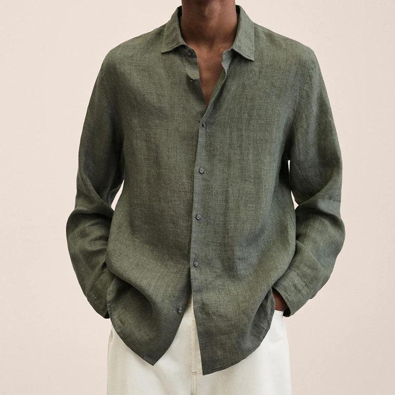 Grünes Leinenhemd für Herren, lässig und stilvoll, ideal für Sommermode. Hochwertige Materialien, perfekte Passform, zeitloses Design.